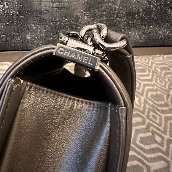 Chanel medium boy bag chain detail - Picture 7 of 13